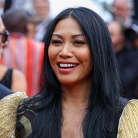 Sementara itu, garis leher dengan gaya plunging neck mempertegas aura seksi pelantun Snow on the Sahara ini. (Foto: Stephane Cardinale-Corbis via Getty Images)