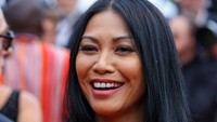 Anggun juga membawa pouch berwarna senada. (Foto: Stephane Cardinale-Corbis via Getty Images)