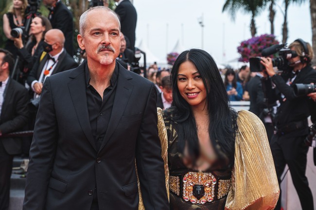 Anggun C. Sasmi berkesempatan menghadiri pemutaran perdana film Top Gun: Maverick yang digelar di Cannes Film Festival 2022, Cannes, Prancis, baru-baru ini. Penyanyi asal Indonesia yang kini berdomisili di Prancis itu datang bersama suaminya, Christian Kretschmar. (Foto: Stephane Cardinale-Corbis via Getty Images)