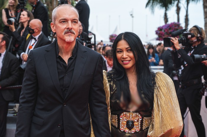 Anggun C Sasmi Glamor dengan Nuansa Emas di Cannes
