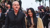 Di momen karpet merah itu, Anggun C Sasmi mengenakan busana dengan aksen emas. (Foto: Stephane Cardinale-Corbis via Getty Images)