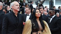 Anggun melangkah ke karpet merah Festival Film Cannes bersama suaminya, Christian Kretschmar. (Foto: Stephane Cardinale-Corbis via Getty Images) 