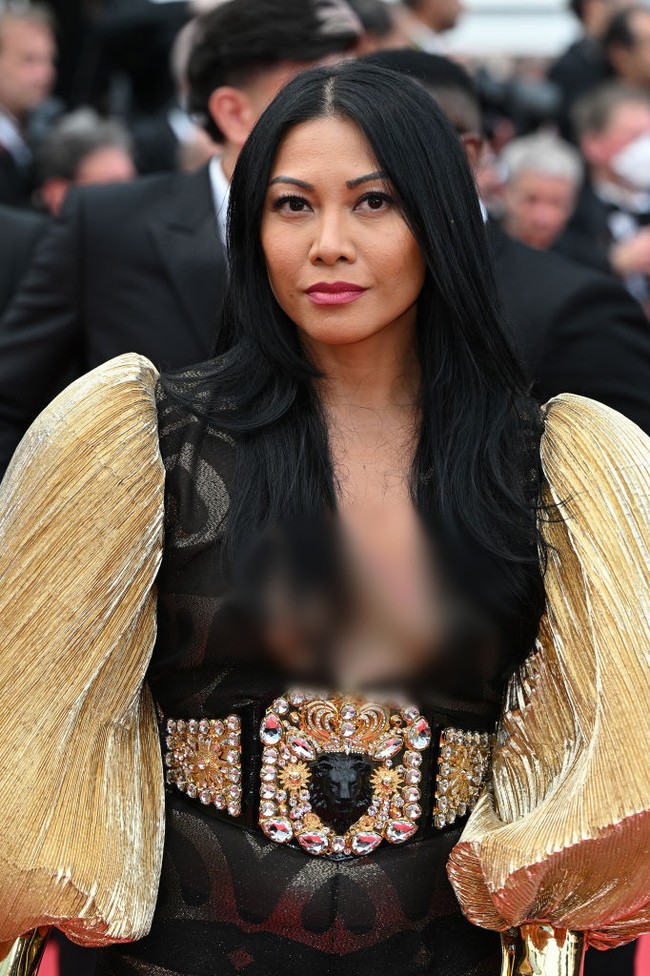 Sementara itu, garis leher dengan gaya plunging neck mempertegas aura seksi pelantun Snow on the Sahara ini. (Foto: Stephane Cardinale-Corbis via Getty Images)