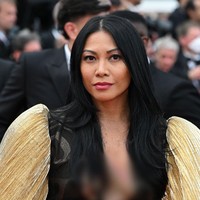 Sementara itu, garis leher dengan gaya plunging neck mempertegas aura seksi pelantun Snow on the Sahara ini. (Foto: Stephane Cardinale-Corbis via Getty Images)