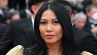 Nuansa emas terlihat di bagian lengan dan bahu gaunnya dan juga pergelangan tangan. (Foto: Stephane Cardinale-Corbis via Getty Images)