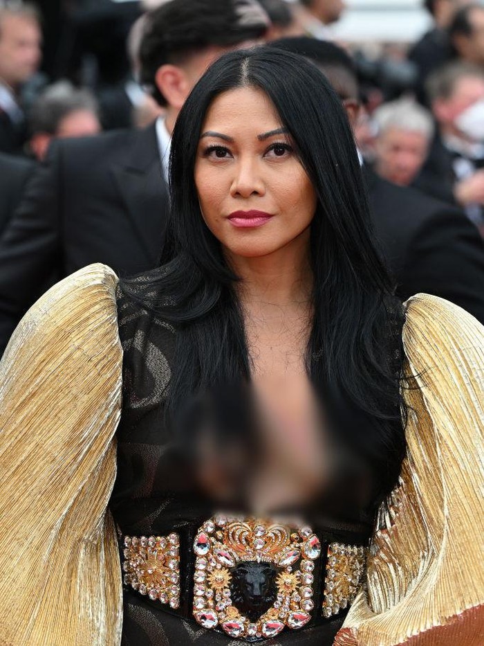 Anggun C. Sasmi di Cannes Film Festival CANNES, FRANCE - MAY 18: Christian Kretschmar and Anggun attend the screening of Top Gun: Maverick during the 75th annual Cannes film festival at Palais des Festivals on May 18, 2022 in Cannes, France. (Photo by Stephane Cardinale - Corbis/Corbis via Getty Images)