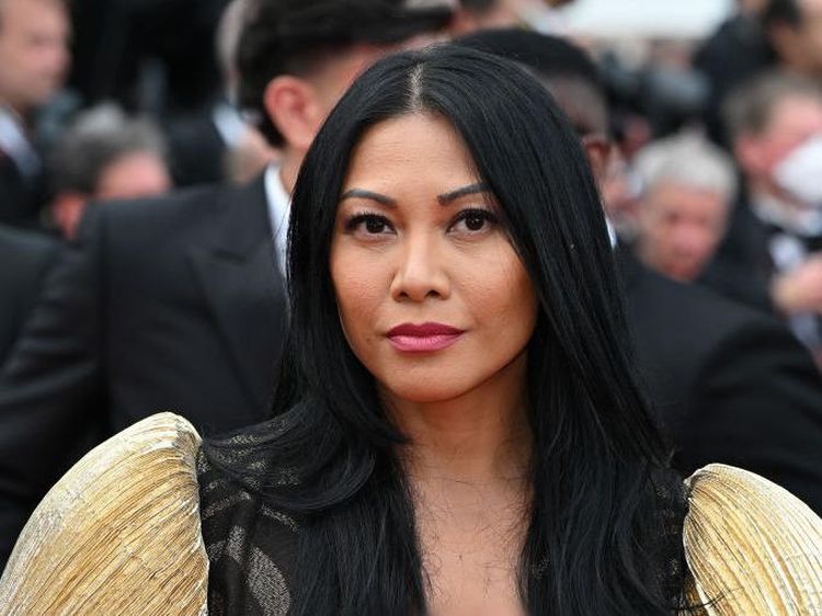 Anggun C Sasmi Glamor dengan Nuansa Emas di Cannes