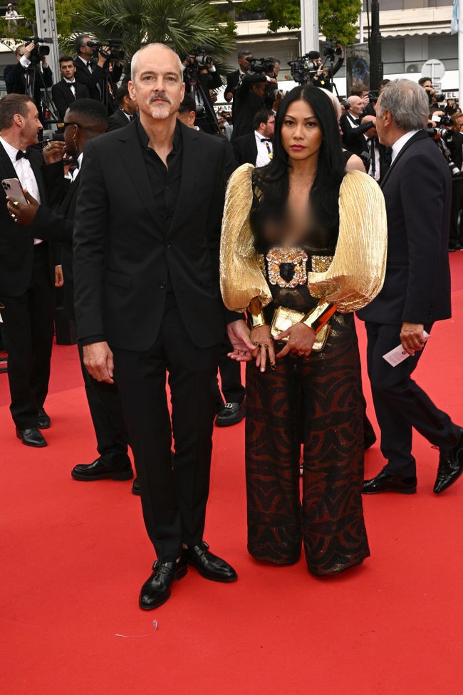 Busana tersebut hadir dengan lengan emas bervolume yang meninggalkan kesan glamor. Clutch senada turut menemani gayanya. (Foto: Stephane Cardinale-Corbis via Getty Images)