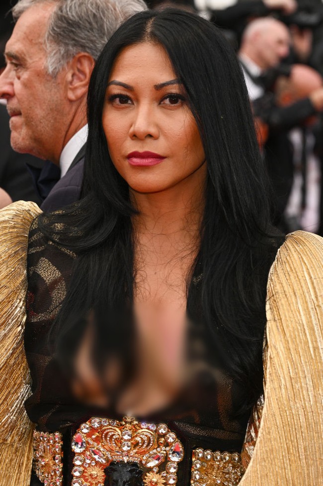Fashion statement juga diberikan Anggun lewat oversized belt dengan detail ukiran emas. (Foto: Stephane Cardinale-Corbis via Getty Images)