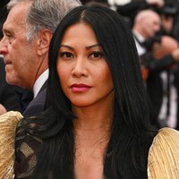 Fashion statement juga diberikan Anggun lewat oversized belt dengan detail ukiran emas. (Foto: Stephane Cardinale-Corbis via Getty Images)