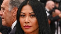 Dengan tampilan natural dan rambut yang tergerai, Anggun C Sasmi tampak mempesona. (Foto: Stephane Cardinale-Corbis via Getty Images)