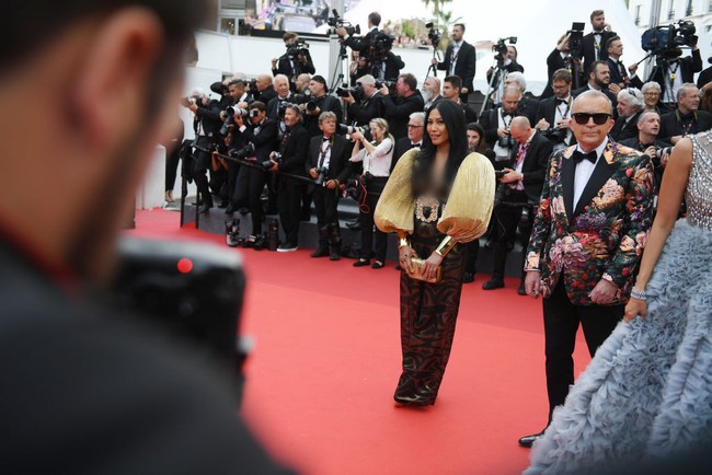 Kesempatan tersebut pun dimanfaatkan Anggun untuk bergaya maksimal. Penyanyi yang kini berdomisili di Prancis ini menebar pesonanya dalam balutan jumpsuit hitam dengan aksen emas dari jenama adibusana Prancis On Aura Tout Vu. (Foto: Joe Maher/Getty Images)