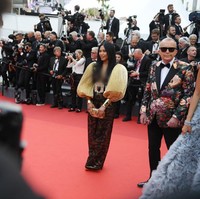 Kesempatan tersebut pun dimanfaatkan Anggun untuk bergaya maksimal. Penyanyi yang kini berdomisili di Prancis ini menebar pesonanya dalam balutan jumpsuit hitam dengan aksen emas dari jenama adibusana Prancis On Aura Tout Vu. (Foto: Joe Maher/Getty Images)