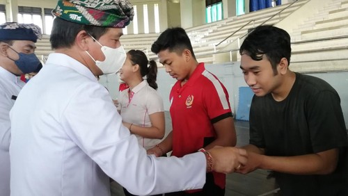 Atlet hingga pelatih dari sejumlah cabang olahraga menerima reward dari Bupati Suwirta di GOR Swecapura Gelgel, Kabupaten Klungkung, Jumat (20/5/2022).