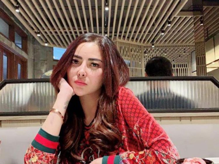 Potret Ayu Aulia saat Nongkrong di Bar sambil Nge-DJ