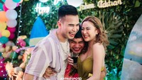 Menghadiri sebuah pesta, begini keseruan Ayu Aulia bersama teman-temannya sambil menikmati minuman di tangannya. Foto: Instagram Ayu Aulia