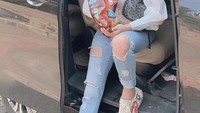 Soal kuliner, Ayu Aulia juga doyan ngemil. Begini gayanya saat ngemil keripik singkong saat turun dari mobil. Foto: Instagram Ayu Aulia