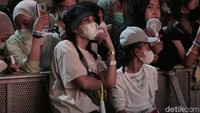 Keduanya juga tampak menggunakan topi seolah tidak ingin menjadi sorotan. (Foto: Hanif/detikcom) 
