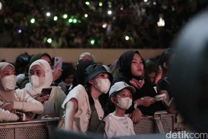 Ayu Ting Ting dan Bilqis nonton NCT Dream di Allo Bank Festival 2022 Day 1 di Istora Senayan, Jumat (20/5/2022).