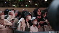 Tetap menjaga protokol kesehatan, Ayu Ting Ting dan Bilqis terlihat mengenakan masker putih. (Foto: Hanif/detikcom) 