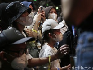 Ketika Ayu Ting Ting Rela Berdesak-desakan Demi Nonton NCT Dream