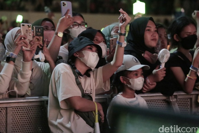 Ayu Ting Ting dan Bilqis nonton NCT Dream di Allo Bank Festival 2022 Day 1 di Istora Senayan, Jumat (20/5/2022).