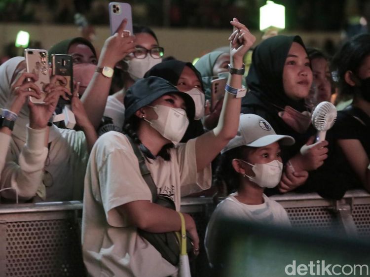 Potret Ayu Ting Ting Temani Bilqis Nonton NCT Dream di Allo Bank Festival