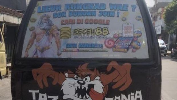 Bagian belakang angkot-angkot di Sukabumi terpasang iklan judi online.