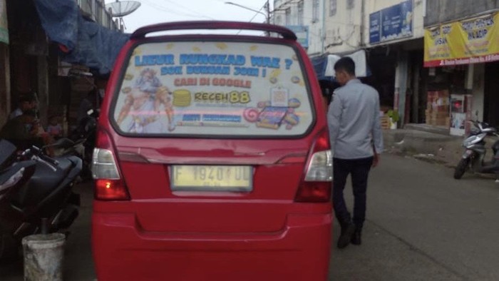 Bagian belakang angkot-angkot di Sukabumi terpasang iklan judi online.