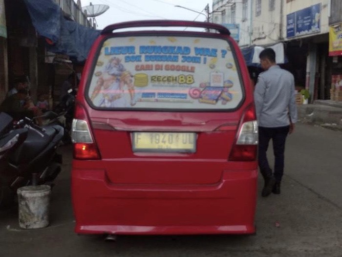 Bagian belakang angkot-angkot di Sukabumi terpasang iklan judi online.