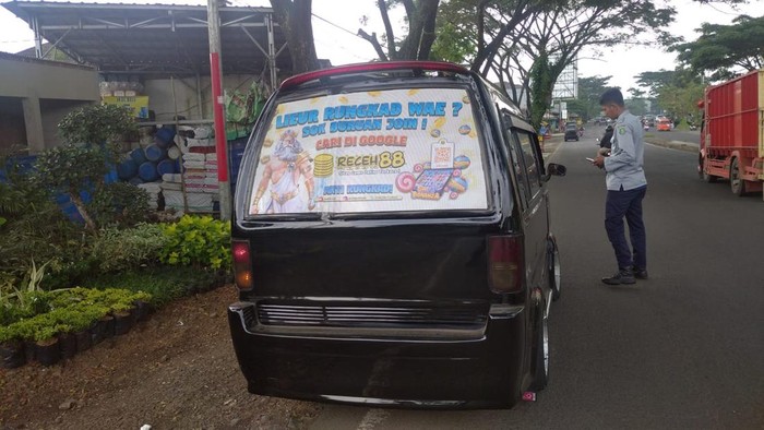 Bagian belakang angkot-angkot di Sukabumi terpasang iklan judi online.
