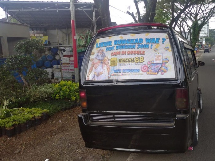 Bagian belakang angkot-angkot di Sukabumi terpasang iklan judi online.