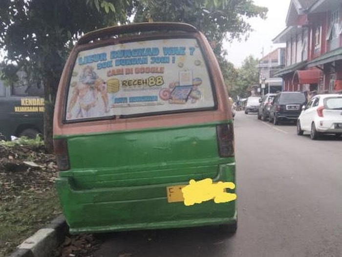 Bagian belakang angkot-angkot di Sukabumi terpasang iklan judi online.