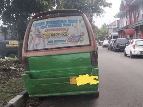 Bagian belakang angkot-angkot di Sukabumi terpasang iklan judi online.