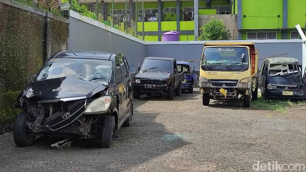 Bangkai kendaraan korban kecelakaan di Ciamis