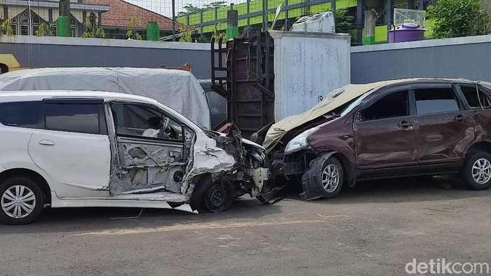 Bangkai kendaraan korban kecelakaan di Ciamis