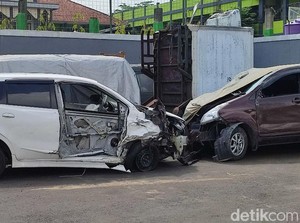 Cerita Barisan Bangkai Mobil Bersemayam di SPBU Ciamis