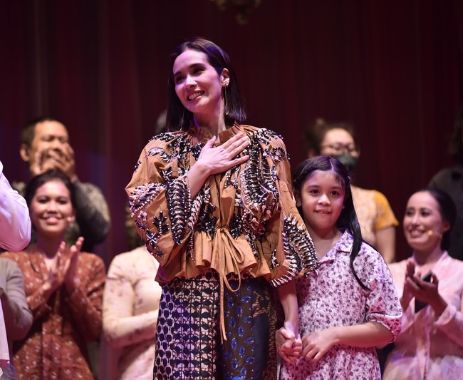 Detail in perfection. Marsha Timothy mengandalkan busana yang kaya dengan permainan detail beading karya Biyan Wanaatmadja di pementasan monolog Inggit Garnasih. (Foto: Dok. Bakti Budaya Djarum Foundation)