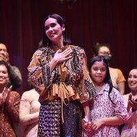 Detail in perfection. Marsha Timothy mengandalkan busana yang kaya dengan permainan detail beading karya Biyan Wanaatmadja di pementasan monolog Inggit Garnasih. (Foto: Dok. Bakti Budaya Djarum Foundation)