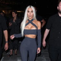 Stay true to monochrome. Kim Kardashian tetap setia pada gaya monokrom andalannya dengan look yang seksi. (Foto: GC Images/NINO)