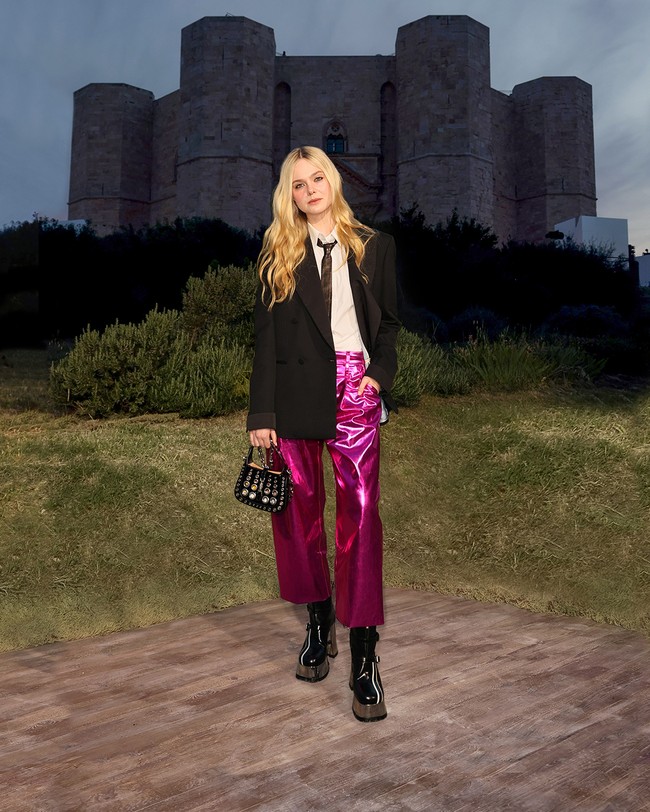 Suit it up! Menghadiri fashion show Gucci koleksi Cruise 2023, Elle Fanning sukses memadukan jiwa maskulin dan feminin dengan twist modern. (Foto: Getty Images for Gucci/Ernesto S. Ruscio)