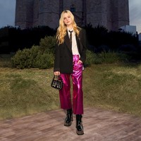 Suit it up! Menghadiri fashion show Gucci koleksi Cruise 2023, Elle Fanning sukses memadukan jiwa maskulin dan feminin dengan twist modern. (Foto: Getty Images for Gucci/Ernesto S. Ruscio)