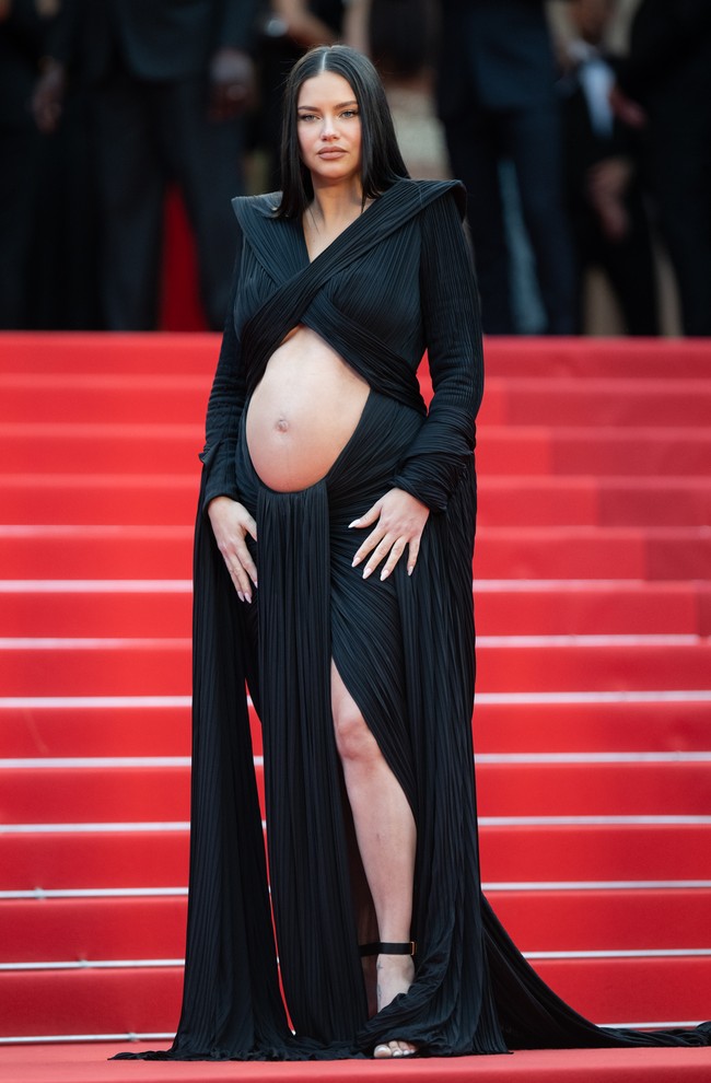 Not your average maternity style. Di karpet merah Cannes Film Festival, model Adriana Lima memamerkan perut hamilnya dalam balutan gaun hitam Balmain. (Foto: Samir Hussein/WireImage)