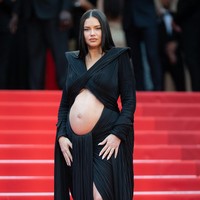 Not your average maternity style. Di karpet merah Cannes Film Festival, model Adriana Lima memamerkan perut hamilnya dalam balutan gaun hitam Balmain. (Foto: Samir Hussein/WireImage)