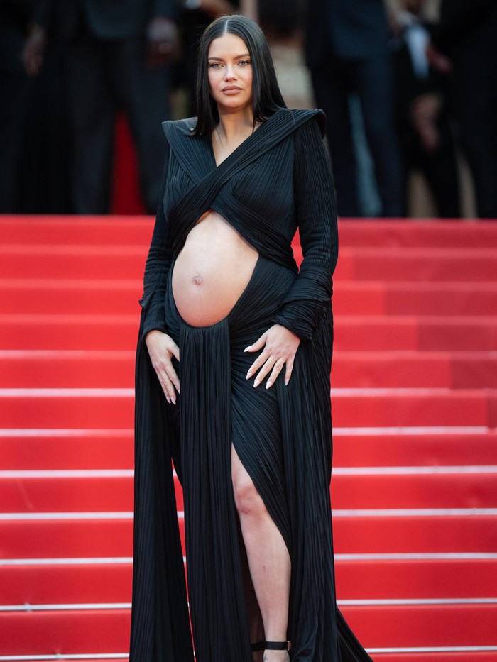Best Style 22 Mei 2022 CANNES, FRANCE - MAY 18: Adriana Lima attends the screening of Top Gun: Maverick during the 75th annual Cannes film festival at Palais des Festivals on May 18, 2022 in Cannes, France. (Photo by Samir Hussein/WireImage)