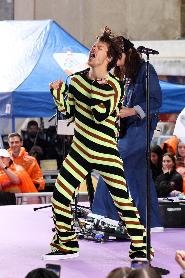 The power of jumpsuit. Harry Styles kembali menunjukkan sisi nyentriknya dengan jumpsuit bermotif jenaka saat tampil di New York City, AS. (Foto: Getty Images/Dia Dipasupil)