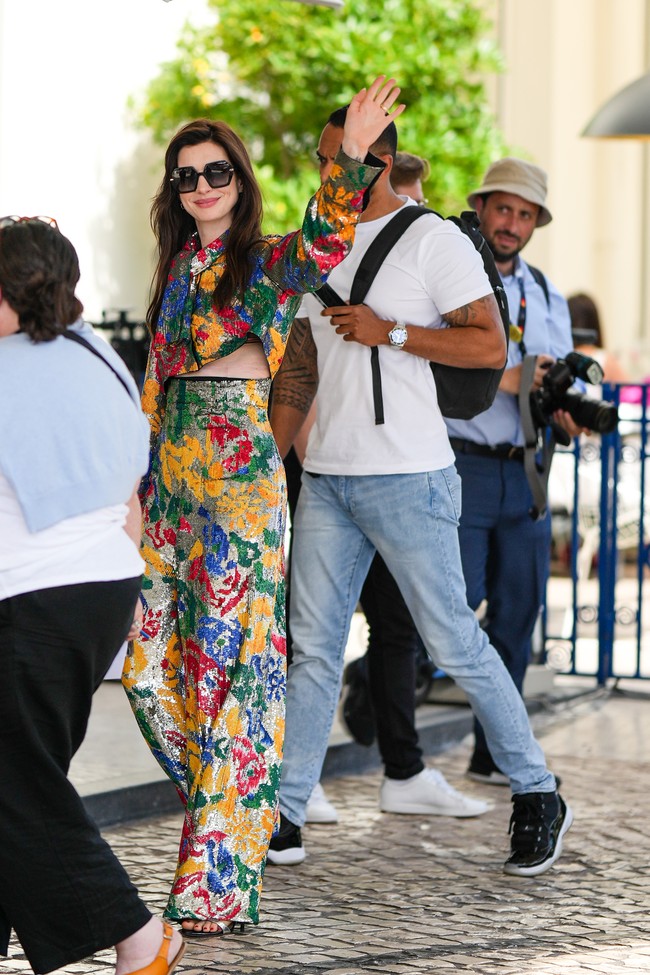 Spring is coming. Busana sequin penuh warna menemani penampilan Anne Hathaway di Cannes, Prancis. (Foto: GC Images/Edward Berthelot)