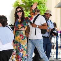 Spring is coming. Busana sequin penuh warna menemani penampilan Anne Hathaway di Cannes, Prancis. (Foto: GC Images/Edward Berthelot)