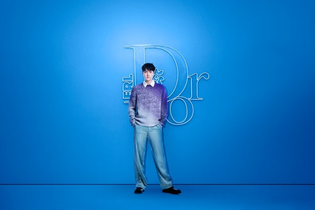 Ombre in blue. Eksis di fashion show Dior Men Spring 2023, Sehun menunjukkan sisinya yang subtle dengan padanan sweater beraksen ombre dan celana denim. (Foto: Dok. Dior)