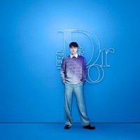 Ombre in blue. Eksis di fashion show Dior Men Spring 2023, Sehun menunjukkan sisinya yang subtle dengan padanan sweater beraksen ombre dan celana denim. (Foto: Dok. Dior)